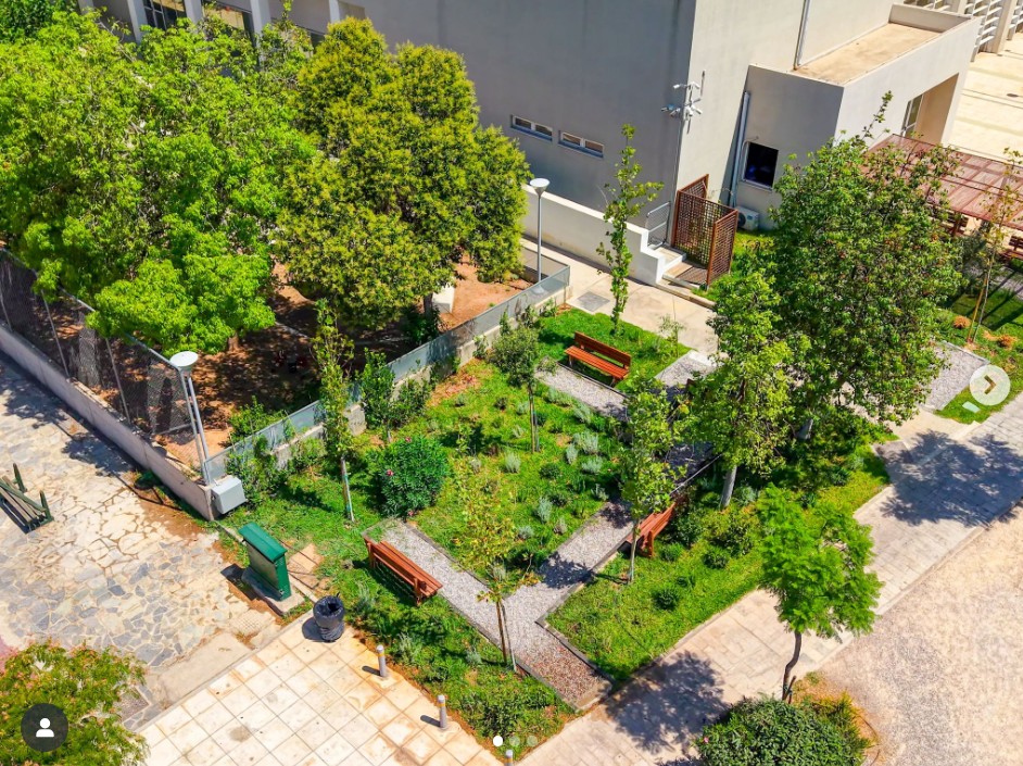 Κήπος βροχής στο Σεράφειο, ψυχρά υλικά σε πλατείες